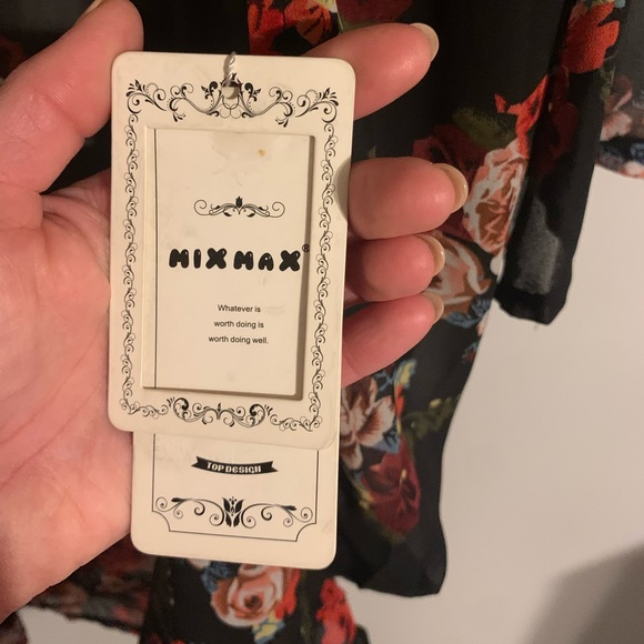 NWT One-Size Beautiful Black with Rose Detail Cover-up - Picture 3 of 4